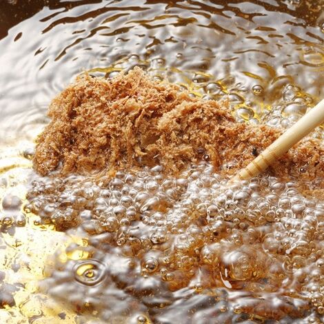 揚げている最中のとんかつ