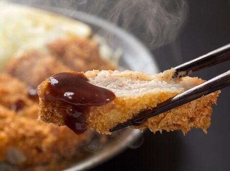 揚げたてのとんかつ