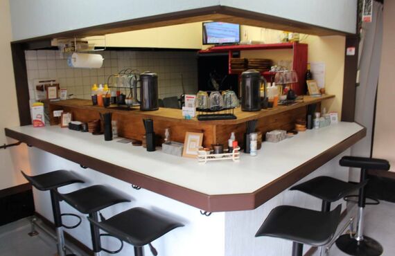 北方にて営業を行っている評判のとんかつ店はカウンター席もございます