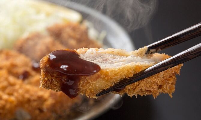 揚げたてのとんかつ