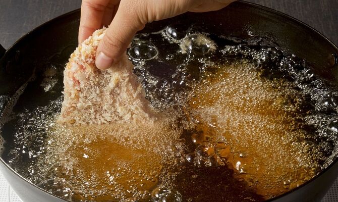 調理中のとんかつ