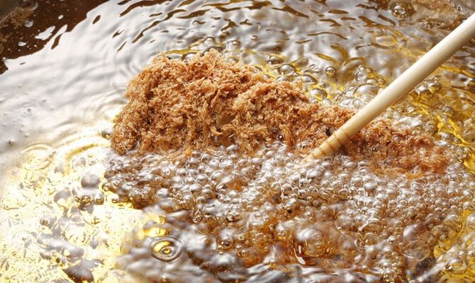 揚げている最中のとんかつ